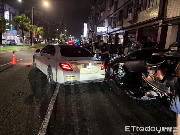 ▲▼ 為閃自行車！23歲賓士男「失控連撞4車」1送醫　暴衝瞬間曝。（圖／記者賴文萱翻攝）