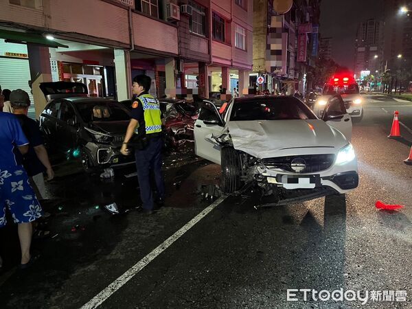 ▲▼ 為閃自行車！23歲賓士男「失控連撞4車」1送醫　暴衝瞬間曝。（圖／記者賴文萱翻攝）