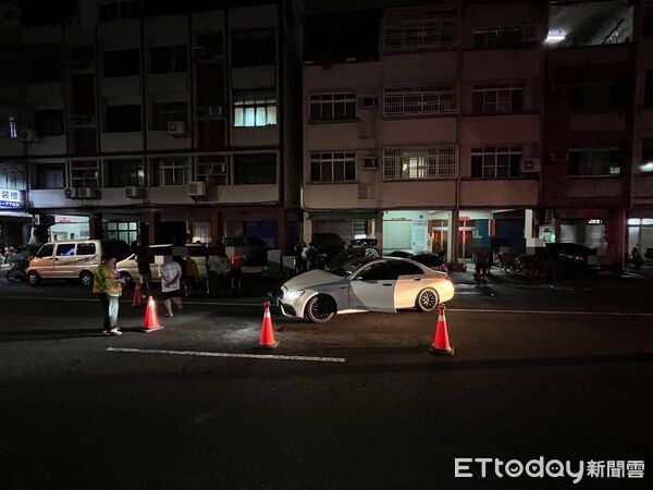 ▲▼ 為閃自行車！23歲賓士男「失控連撞4車」1送醫　暴衝瞬間曝。（圖／記者賴文萱翻攝）