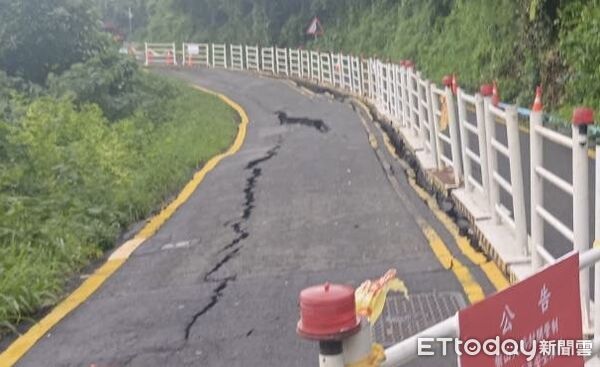 ▲▼豪雨釀災！高雄柴山大路「路面慘裂巨縫」　邊坡滑動50米封閉搶修。（圖／記者賴文萱翻攝）