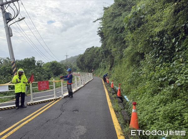 ▲▼豪雨釀災！高雄柴山大路「路面慘裂巨縫」　邊坡滑動50米封閉搶修。（圖／記者賴文萱翻攝）
