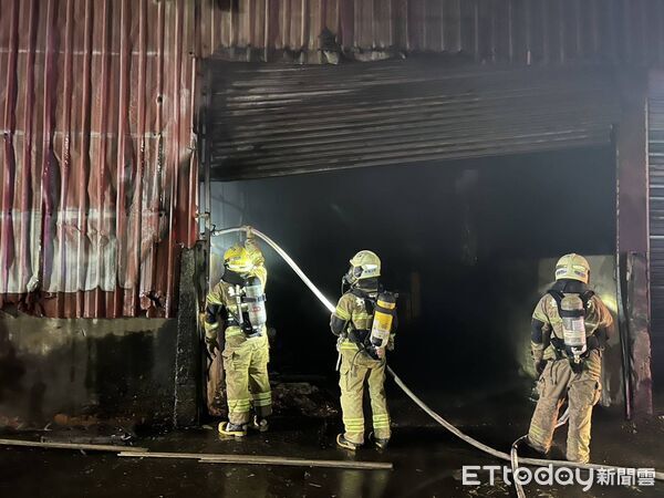 ▲台南市佳里區一處畜牧場倉庫27日凌晨發生火警，消防人員到場時鐵皮建物已全面燃燒。（記者林東良翻攝，下同）