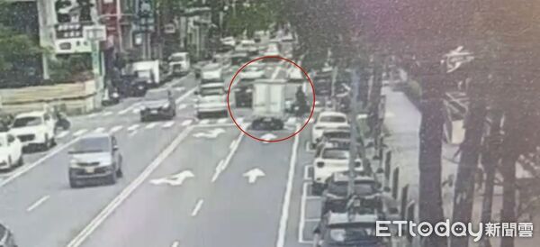台南府前路汽機車擦撞！女騎士人車倒地 手腳擦挫傷送醫