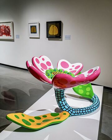 ▲▼屏東縣立美術館正舉行《當繁花盛開》日本當代藝術展，其中草間彌生的〈花朵正在綻放〉、〈花瓶〉更是首度來台展出，還有罕見手繪拼貼作品。（圖／取自周春米臉書）