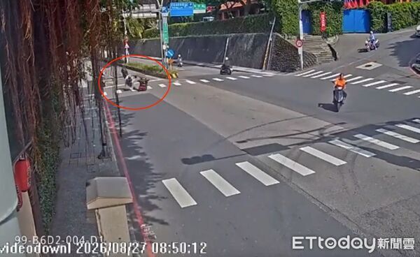 淡水女騎機車闖紅燈！「輪椅老翁」過斑馬被撞…後腦撞地爆血