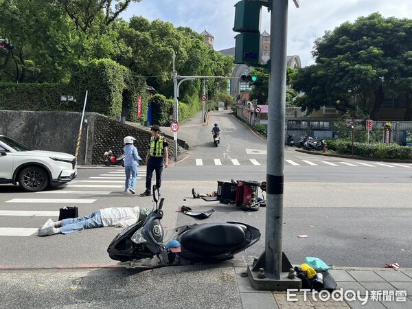 ▲▼陳姓女騎士闖紅燈撞倒過馬路坐輪椅的魏男,事故發生後2人受傷倒地 。(圖/記者陳以昇翻攝)
