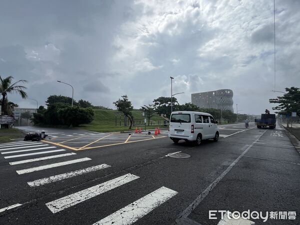 ▲▼旗津重大車禍!大貨車左轉釀禍 23歲騎士遭擊落慘死。(圖/記者賴文萱翻攝)