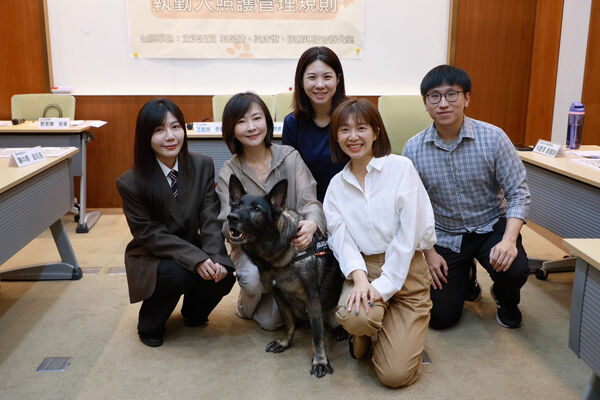 ▲▼民進黨立委郭昱晴、吳沛憶、張雅琳召開「守護執勤犬健康:呼籲修正執勤犬照護管理規則」記者會,關心執勤犬制度。(圖/立委郭昱晴國會辦公室提供)