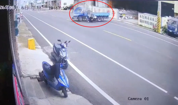 ▲▼             彰化18歲外送員撞上迴轉貨車，送醫救治後恢復意識。（圖／記者唐詠絮翻攝）