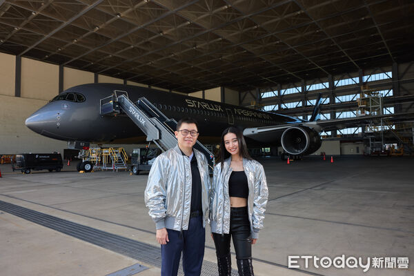 ▲▼Kōki,任星宇航空藝術機形象大使,由董事長張國煒親自導覽。(圖/星宇航空提供)