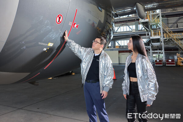 ▲▼Kōki,任星宇航空藝術機形象大使,由董事長張國煒親自導覽。(圖/星宇航空提供)