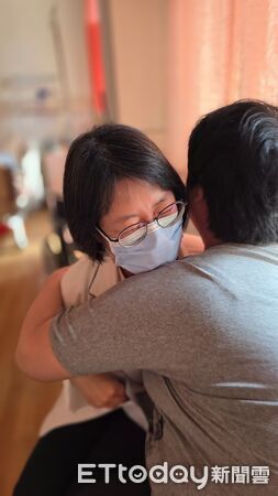 ▲▼卓依蒨（中）加強「重症弱勢善終守護」，獲得第九屆南山醫務社工個人優秀獎。（圖／慈濟醫學中心提供，下同）