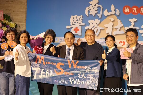 ▲▼卓依蒨（中）加強「重症弱勢善終守護」，獲得第九屆南山醫務社工個人優秀獎。（圖／慈濟醫學中心提供，下同）