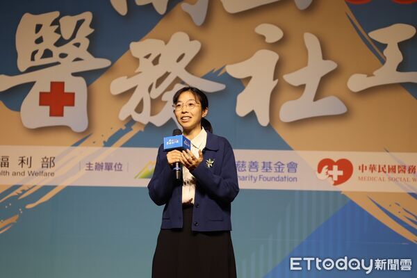 ▲▼卓依蒨（中）加強「重症弱勢善終守護」，獲得第九屆南山醫務社工個人優秀獎。（圖／慈濟醫學中心提供，下同）
