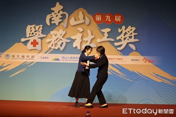 ▲▼卓依蒨（中）加強「重症弱勢善終守護」，獲得第九屆南山醫務社工個人優秀獎。（圖／慈濟醫學中心提供，下同）