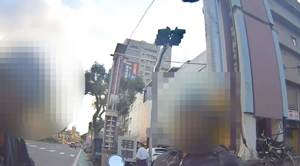 ▲桃園市張姓男子昨天傍晚騎乘機車雙載行經三民路時違規未使用方向燈被巡邏員警攔查。（圖／桃園警分局提供）