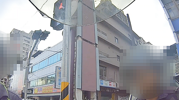 ▲桃園市張姓男子昨天騎機車雙載違規被巡邏員警攔查，辯稱記憶受損，身分資料記不清楚。（圖／桃園警分局提供）