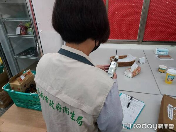 ▲「麻油車冷壓黑麻油」被檢出苯駢芘超標，台南6間聖德科斯門市已預防性下架並受理全額退貨。（記者林東良翻攝，下同）