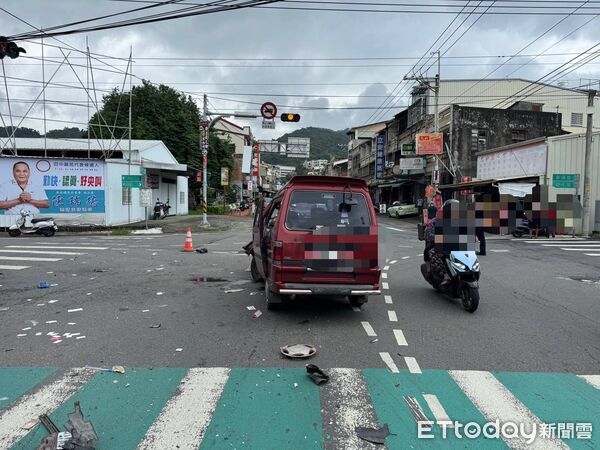 ▲▼ 彰化大貨車暴衝逆向闖紅燈,撞上廂型車釀2傷。(圖/記者唐詠絮翻攝,下同)