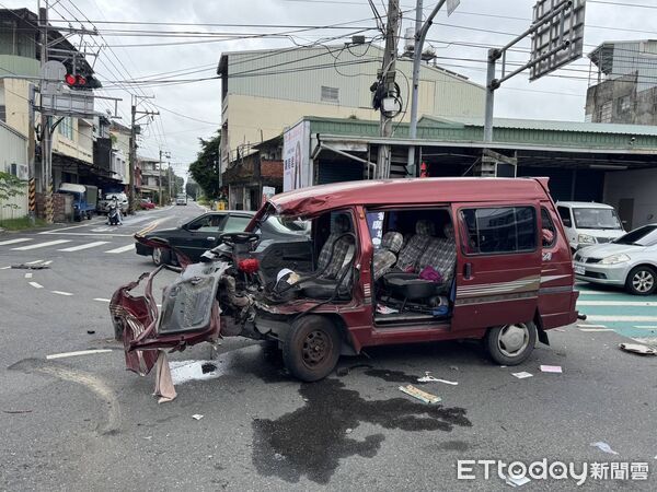 ▲▼ 彰化大貨車暴衝逆向闖紅燈,撞上廂型車釀2傷。(圖/記者唐詠絮翻攝,下同)