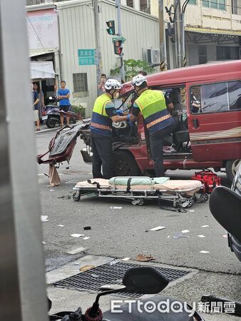 ▲▼ 彰化大貨車暴衝逆向闖紅燈,撞上廂型車釀2傷。(圖/記者唐詠絮翻攝,下同)