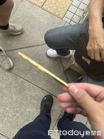 ▲▼88歲陳翁拿出鋼筆恐嚇,警方到場盤查 。(圖/記者陳以昇翻攝)