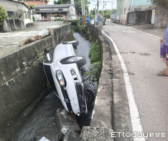 ▲▼台中自小客自撞橋墩側翻排水溝,車內3人一度受困。(圖/民眾提供,下同)