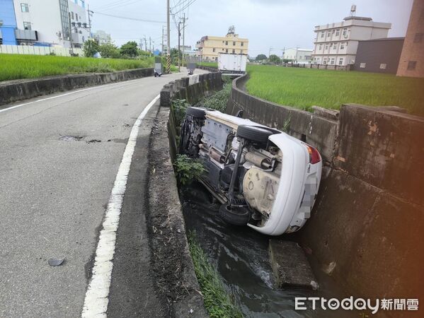 ▲▼台中自小客自撞橋墩側翻排水溝,車內3人一度受困。(圖/民眾提供,下同)