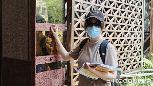 ▲▼北市L姓女警(連靜兒,須匿名)任職保二總隊時,提告指控5位主管與同事逼她帶傷做高強度訓練霸凌她,涉犯瀆職等罪嫌,檢方將5位被告不起訴確定,L女警反因涉詐領公款被送辦,還被爆料未先報備核准就在電影《角頭》客串臨演。(圖/讀者提供)