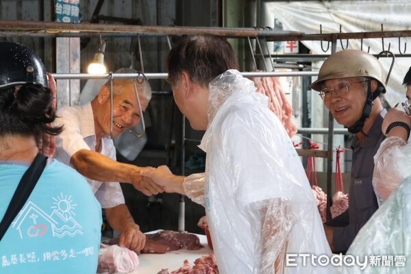 ▲▼     蔡易餘、王如經中元節冒雨掃市場 展現團結氣勢拚勝選   。（圖／蔡易餘服務處提供）