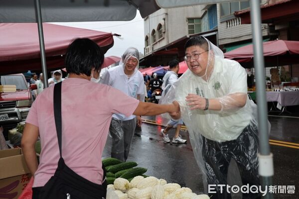 ▲▼     蔡易餘、王如經中元節冒雨掃市場 展現團結氣勢拚勝選   。（圖／蔡易餘服務處提供）