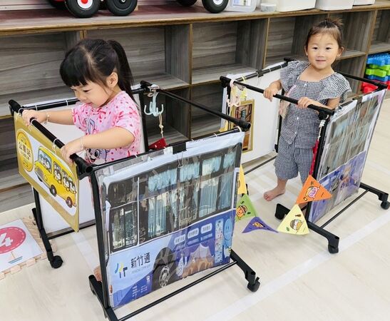 ▲東門附幼「我愛車車」幼兒打造企鵝號公車，在遊戲中展開對車子的探索。。（圖／新竹市政府提供）