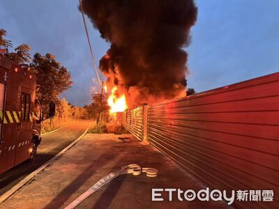 台南廢棄汽車場今晨大火 巨大濃煙竄天