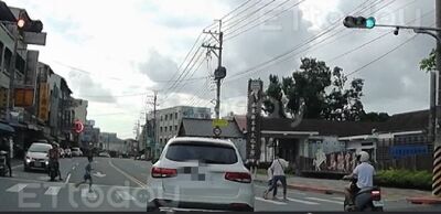 生死瞬間！幼童突衝斑馬線險被輾　賓士神煞...孩嚇壞當街暴哭