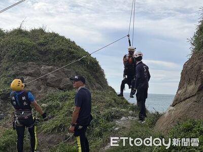 秘境探險慘了！2男闖瑞芳礁岩洞受困　消防垂降25米深崖救人