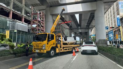 快訊/市民高架東向入口暫封閉! 奧迪「四輪朝天」被吊離