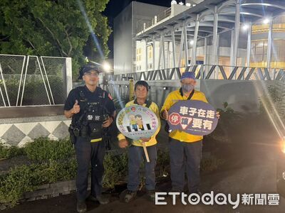大武警深入人潮宣導交通安全 夜間出行「看得見、才安全」