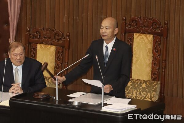 ▼ 立法院長韓國瑜敲槌，國民黨版無人載具條例三讀通過 。（圖／記者劉耿豪攝）