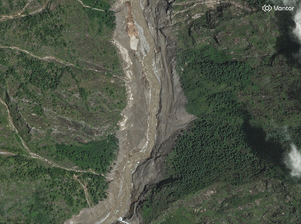 ▲▼ 2026年8月27日的衛星影像顯示，尼泊爾特里蘇里河（Trishuli River）沿岸地區遭暴洪與土石流侵襲，建築物與橋樑全被沖毀。（圖／路透）