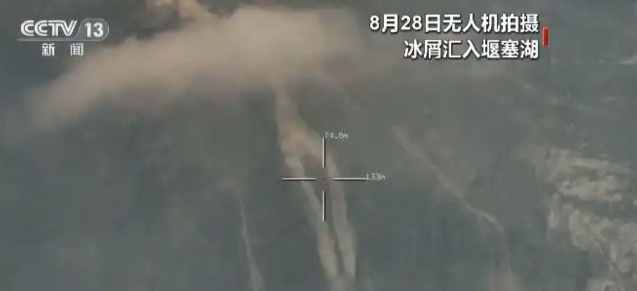 ▲大陸軍方無人機拍下雪崩冰屑匯入堰塞湖。（圖／翻攝央視）
