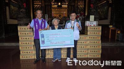 台南南廠保安宮攜邱莉莉號召愛心 逾1.5噸白米、33.2萬捐南家扶