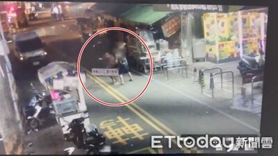 羅東夜市格鬥盃!2男「對到眼」開打 磚塊酒瓶砸頭雙雙送醫