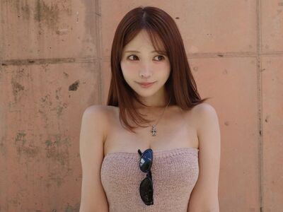 三上悠亞墨鏡掛胸口「上衣突下滑」　激洩雙峰曲線…轉身背影更辣