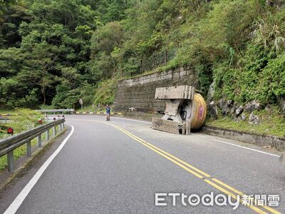 北宜拖板車過彎!怪手整輛掉下去還翻車 固定零件脫落釀禍