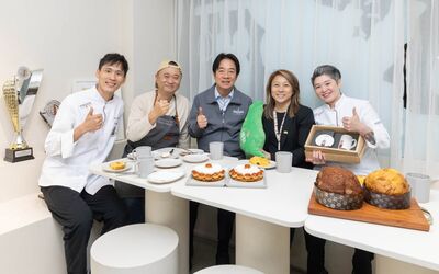 賴清德拜訪世界冠軍甜點店巧遇邰智源 「甜點二選一」一眼就認出