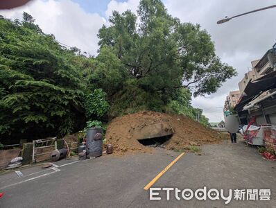 快訊/高雄連日豪雨!擋土牆突崩落急撤7戶24人 驚悚畫面曝光