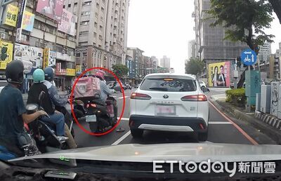 加料畫面曝!外送員「赤腳伸保溫箱」狂蹭 foodpanda:暫停派單
