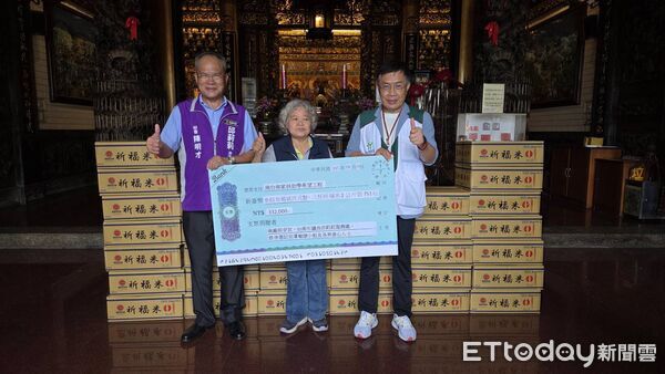 ▲台南市南廠保安宮與議長邱莉莉服務處號召各界愛心人士，捐贈1502公斤白米及33萬2千元獎助學金給南台南家扶中心。（記者林東良翻攝）