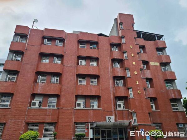 ▲台東縣衛生局提醒民眾，豪雨災後清理環境應做好個人防護，避免直接接觸污水、污泥，若出現發燒等症狀應儘速就醫。（圖／記者楊晨東翻攝）