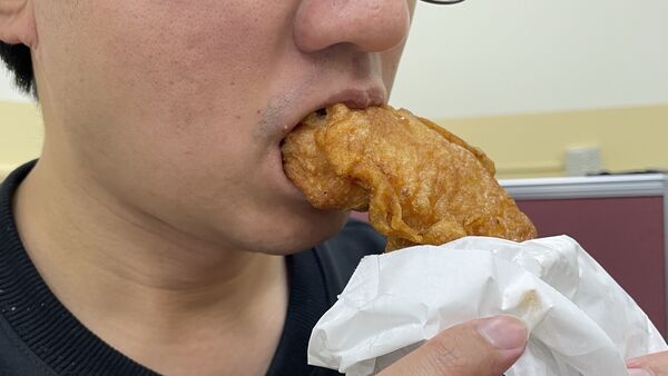 ▲經常吃宵夜倒頭就睡容易罹患胃食道逆流。（圖／彰化秀傳醫院提供）